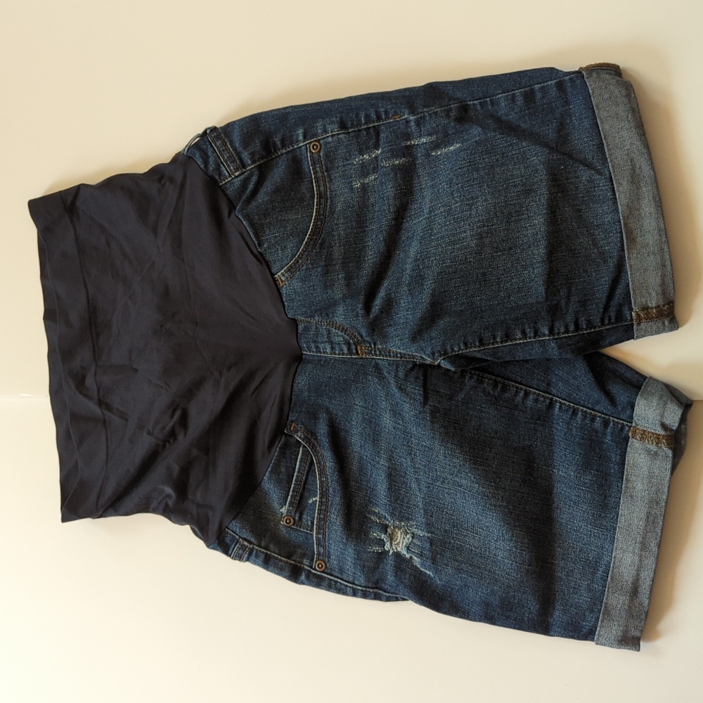 A Glow maternity Bermuda shorts